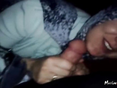 Турецкая девушка в платке делает сладкий минет своему мужчине