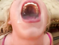 Мужик залил спермой широко открытый рот блондинки Hillary Scott