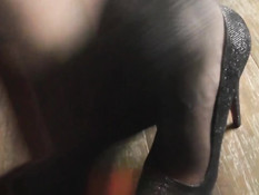 Девка в колготках подрочила ногами и получила сперму на ступни