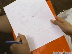 Латинская девушка ласкает свою бритую киску и высасывает сперму