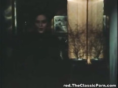 Брюнетка по команде отсасывает парням члены в винтажном порно