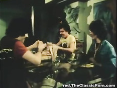 Брюнетка по команде отсасывает парням члены в винтажном порно