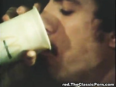 Брюнетка по команде отсасывает парням члены в винтажном порно