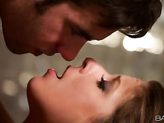 Мужчина отодрал на кровати романтичную подружку и кончил в рот