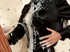 Просунутый в дырку член заливает спермой брюнетку Nessa Devil