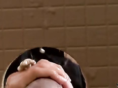 Просунутый в дырку член заливает спермой брюнетку Nessa Devil