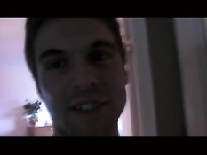 Девка с пирсингом пупка дрочит в душе и получает сперму на грудь