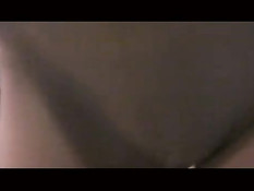 Девка с пирсингом пупка дрочит в душе и получает сперму на грудь