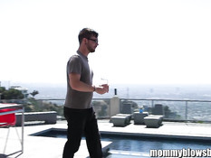 Неудовлетворённая дамочка уложила парня и принялась сосать хуй