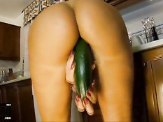 Мужик на кухне ебёт испанскую домохозяйку морковкой и огурцом