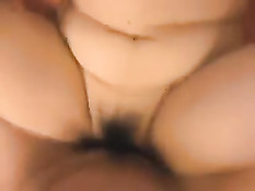 Парень дал отсосать японской мамочке и трахнул в волосатую пизду