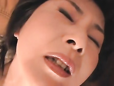 Парень дал отсосать японской мамочке и трахнул в волосатую пизду