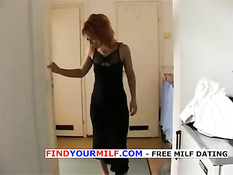 Рыжая дама увидела что парень дрочит и предложила потрахаться