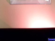 Английская зрелая блондинка надела красное платье и белые чулки