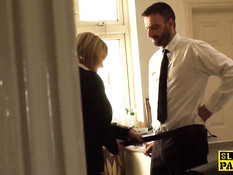 Светловолосая британская мамочка трахается с мужчиной в офисе