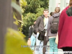 Молодая чешская шалава отсасывает и ебётся в ближайшем парке