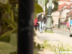 Молодая чешская шалава отсасывает и ебётся в ближайшем парке