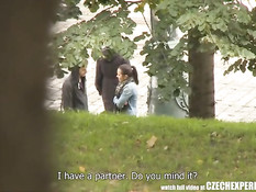 Молодая чешская шалава отсасывает и ебётся в ближайшем парке