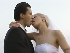 Развратная русская невеста дрочит и ебётся с парнями на лужайке