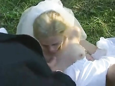 Развратная русская невеста дрочит и ебётся с парнями на лужайке