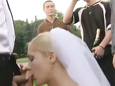 Развратная русская невеста дрочит и ебётся с парнями на лужайке