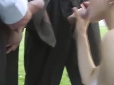 Развратная русская невеста дрочит и ебётся с парнями на лужайке