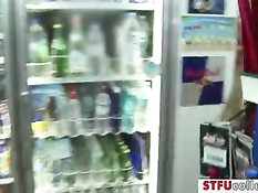 Студентки демонстрируют сиськи в магазине и обнажаются на пляже