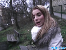 За деньги паренёк оттрахал вечером на улице молодую блондинку