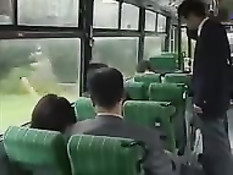 Японская девка дрочит своему мужчине член в городском автобусе