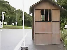 Японская девка дрочит своему мужчине член в городском автобусе