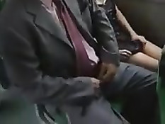 Японская девка дрочит своему мужчине член в городском автобусе