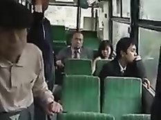 Японская девка дрочит своему мужчине член в городском автобусе