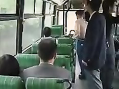 Японская девка дрочит своему мужчине член в городском автобусе