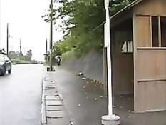 Японская девка дрочит своему мужчине член в городском автобусе