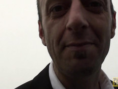 Брюнеточка в чёрных чулках отсасывает и трахается раком в кустах