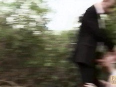 Брюнеточка в чёрных чулках отсасывает и трахается раком в кустах