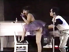 Возбуждённый парень повалил японку на кровать и отодрал раком