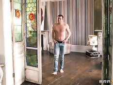 Парень ебёт соблазнительную девку в чёрном белье Connie Carter