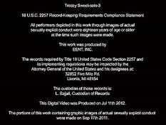 Молодая блондиночка Tracey Sweet мастурбирует волосатую киску