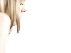 Молодые лесбиянки страстно целовались на диване и тёрли клитор