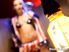Американская девушка Dani Daniels мастурбирует киску в гардеробе