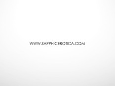 Молоденькие лесбиянки целуются и делают друг дружке фистинг