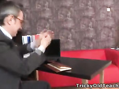 Весёлая молодая блондиночка отсасывает член и ебётся с мужиком