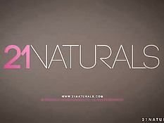 Бойфренд сделал куни и оттрахал на кухне молодую Sophie Lynx