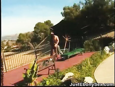 Негритяночка на вилле возле бассейна отсасывает и ебётся с белым