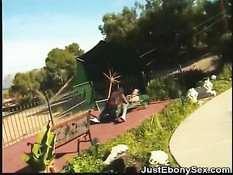 Негритяночка на вилле возле бассейна отсасывает и ебётся с белым