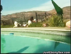 Негритяночка на вилле возле бассейна отсасывает и ебётся с белым