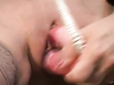 Развратная зрелая женщина трахает себя разными секс игрушками