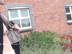 Блондинка эксгибиционистка показывает сиськи и выбритую киску