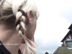 Блондинка эксгибиционистка показывает сиськи и выбритую киску